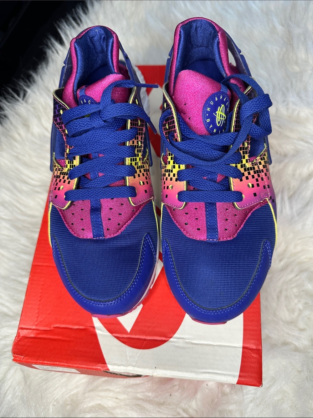 Bold Blue & Pink Sneakers with Neon Pixel Detail a Nike hurrache size 7y
